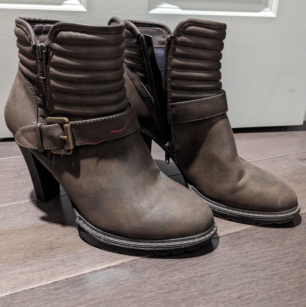 EUC White Mountain Booties